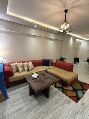 Smart TV - Comfy 2-bedroom apartment with AC in Nasr City-New Cairo Border (محافظة القاهرة‬)