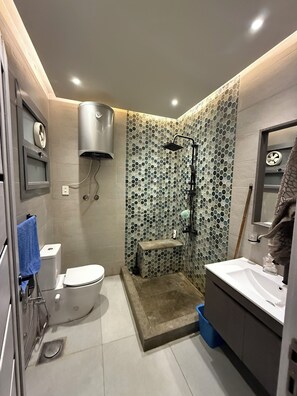 Hair dryer, towels, soap, shampoo - Comfy 2-bedroom apartment with AC in Nasr City-New Cairo Border (محافظة القاهرة‬)