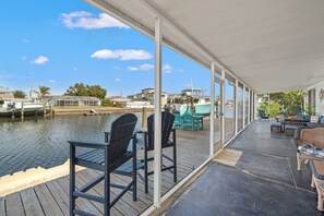 Terrace/patio - Beautiful 3BR/2BA - Steps from the Gulf & FREE Boat ramp - Kayaks & bikes incl. (Hernando Beach)