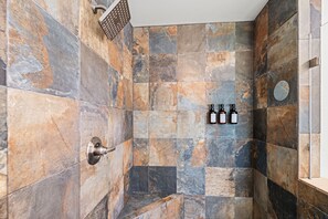 Dusch, hårtork, handdukar och tvål