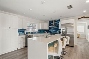 Private kitchen - Beautiful 3BR/2BA - Steps from the Gulf & FREE Boat ramp - Kayaks & bikes incl. (Hernando Beach)