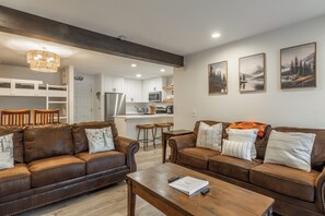 TV, fireplace - Chamonix 35: Beautiful Upgrades, Walk to Lifts (Mammoth Lakes)
