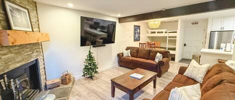 Een televisie en een open haard