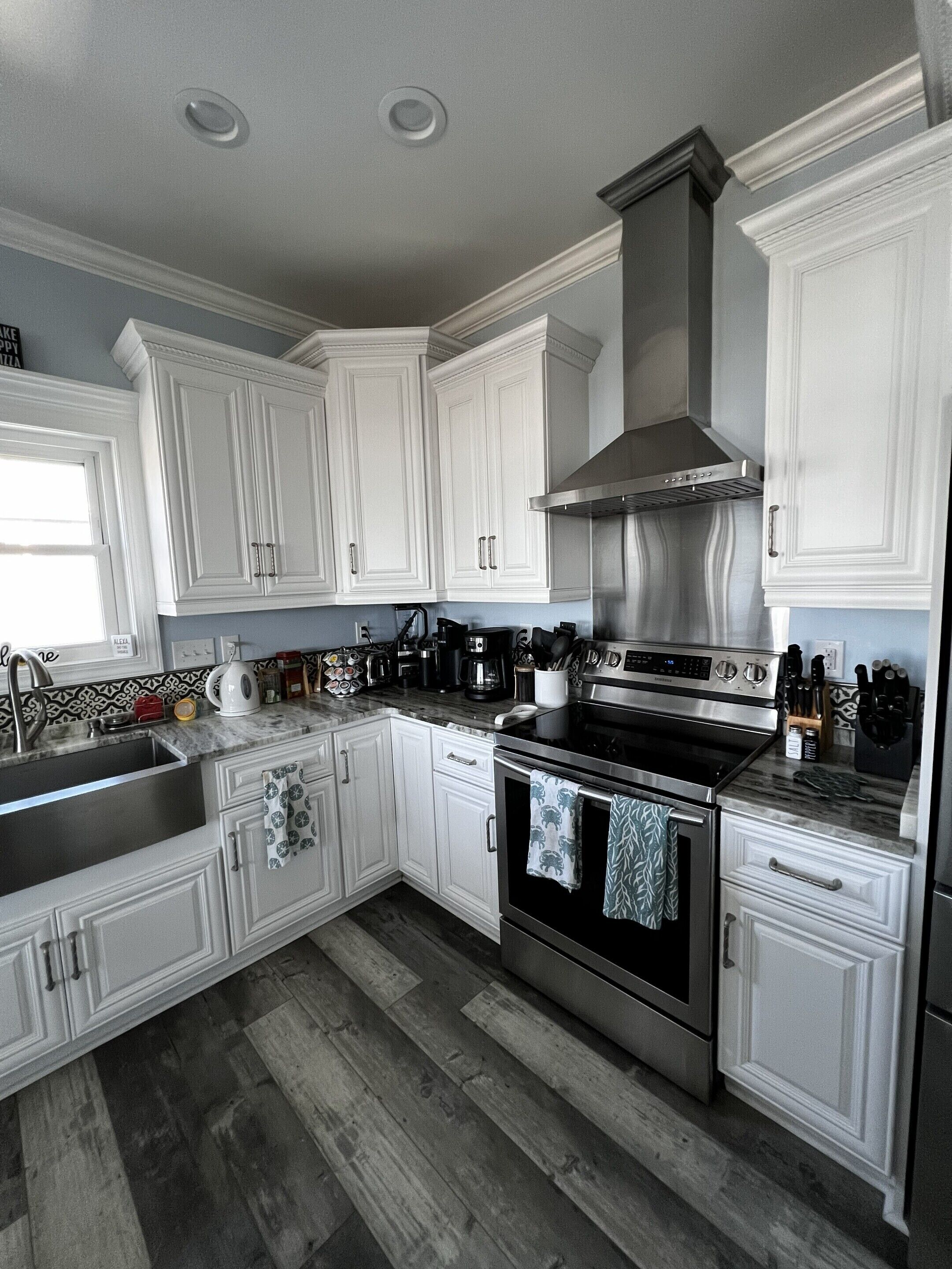 Családi ház, privát fürdőszoba, kilátással az óceánra (Topsail Beach Sunsets) | Közös konyha | Jégkockakészítő, papírtörlők és konyhasziget