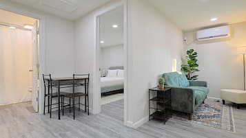 1 slaapkamer, een strijkplank/strijkijzer, wifi, beddengoed