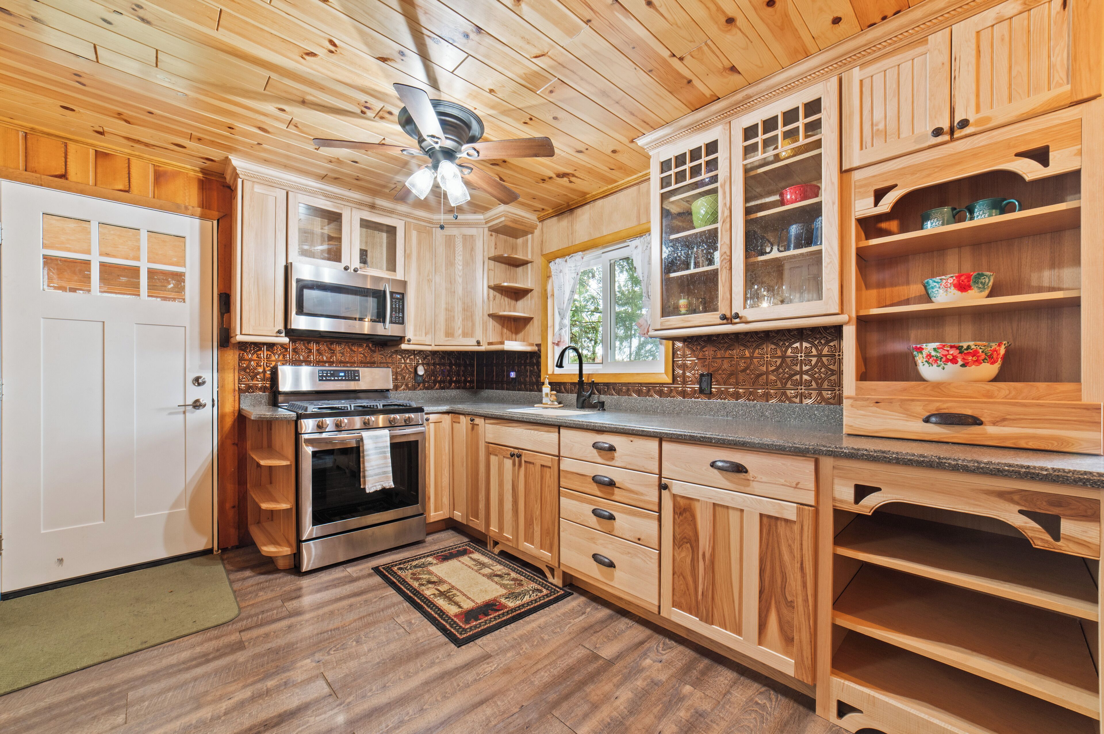 Kylskåp, mikrovågsugn, ugn och spishäll