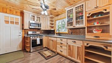 Kylskåp, mikrovågsugn, ugn och spishäll