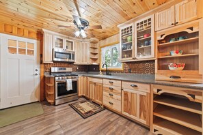 Kylskåp, mikrovågsugn, ugn och spishäll