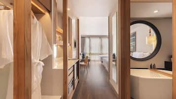 Superior with Bathtub | Coffre-fort, bureau, accĂšs au Wi-Fi (inclus), literie fournie