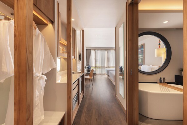 Superior with Bathtub | In-room safe, desk, free WiFi, bed sheets - Na U Hotel (Chiang Mai)