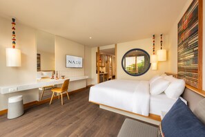 Superior with Bathtub | 客房內保險箱、書桌、免費無線上網、床單