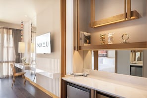 Deluxe City View with Bathtub | In-room safe, desk, free WiFi, bed sheets - Na U Hotel (Chiang Mai)