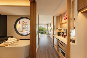 Separate tub and shower, free toiletries, hair dryer, bathrobes - Na U Hotel (Chiang Mai)
