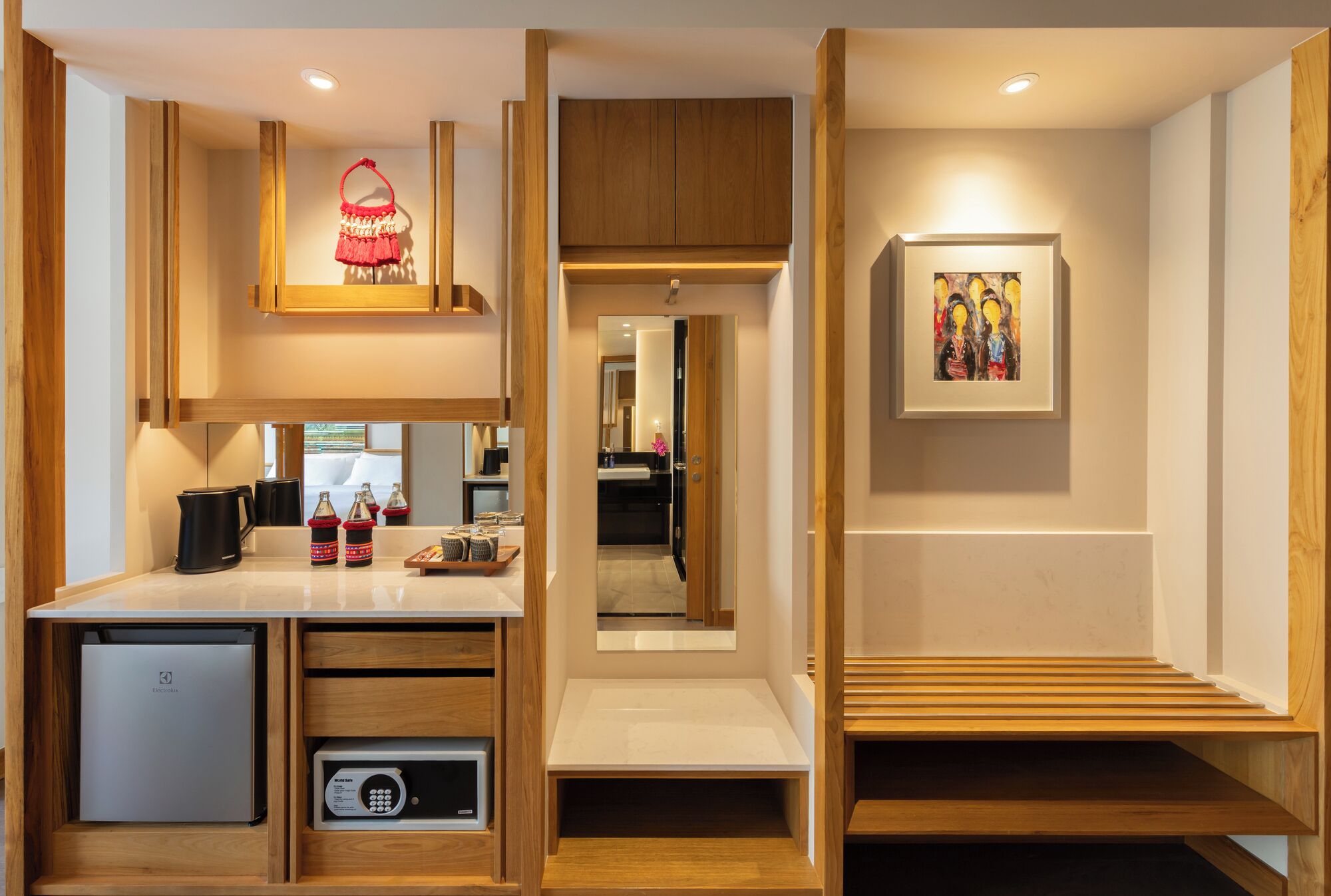 Una cocina compacta con cafetera, refrigerador pequeño y microondas.