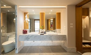 One Bedroom Suite with Bathtub | バスルーム | 個別の浴槽とシャワー、バスアメニティ (無  料)、ヘアドライヤー、バスローブ