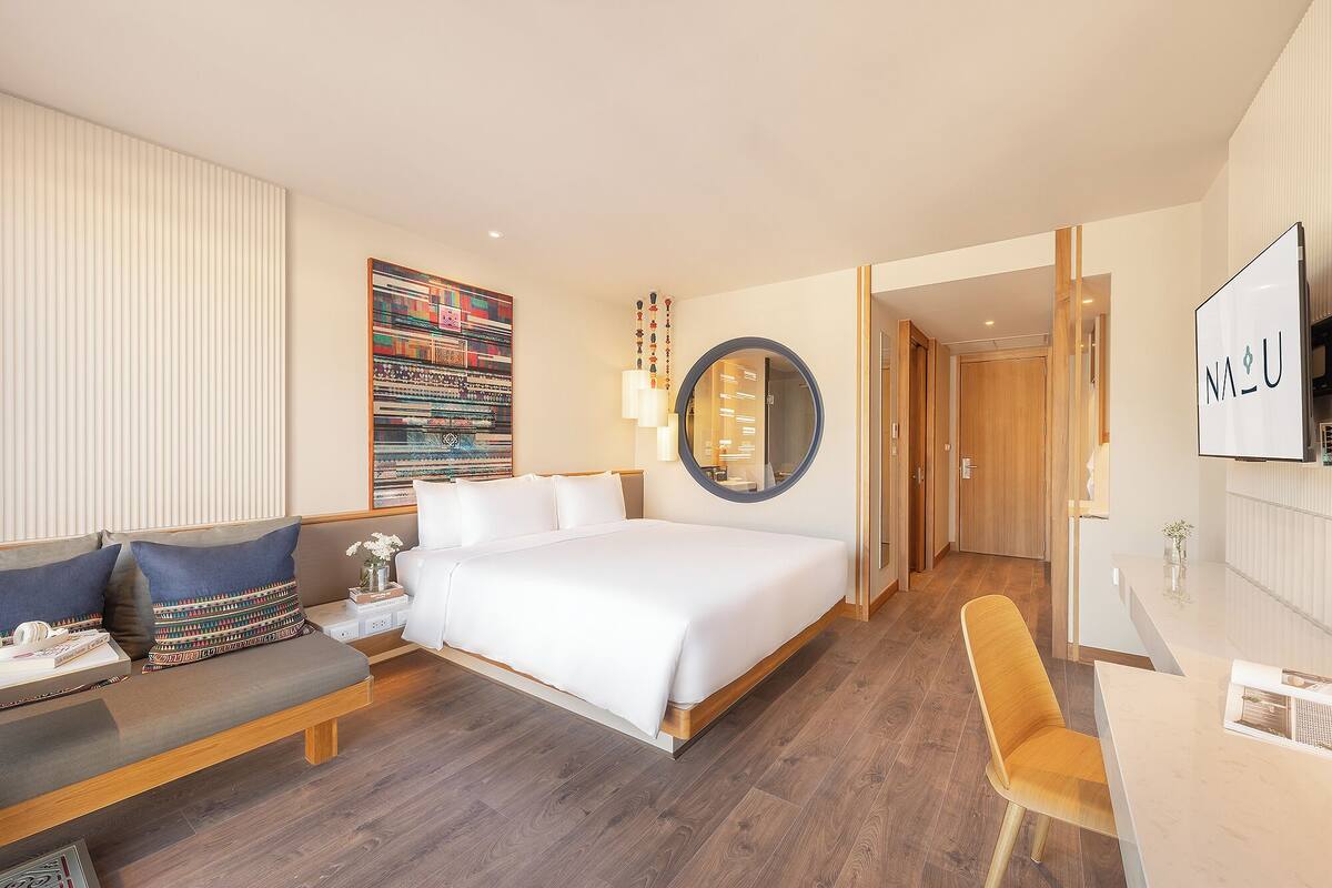 Superior City View with Bathtub | 객실 내 금고, 책상, 무료 WiFi, 침대 시트