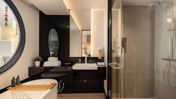 Baignoire et douche séparées, articles de toilette (gratuits)