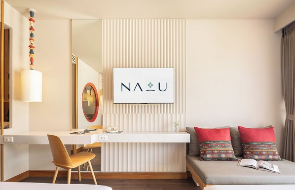 Deluxe with Bathtub | Safe på rommet, skrivebord, wi-fi (inkludert) og sengetøy