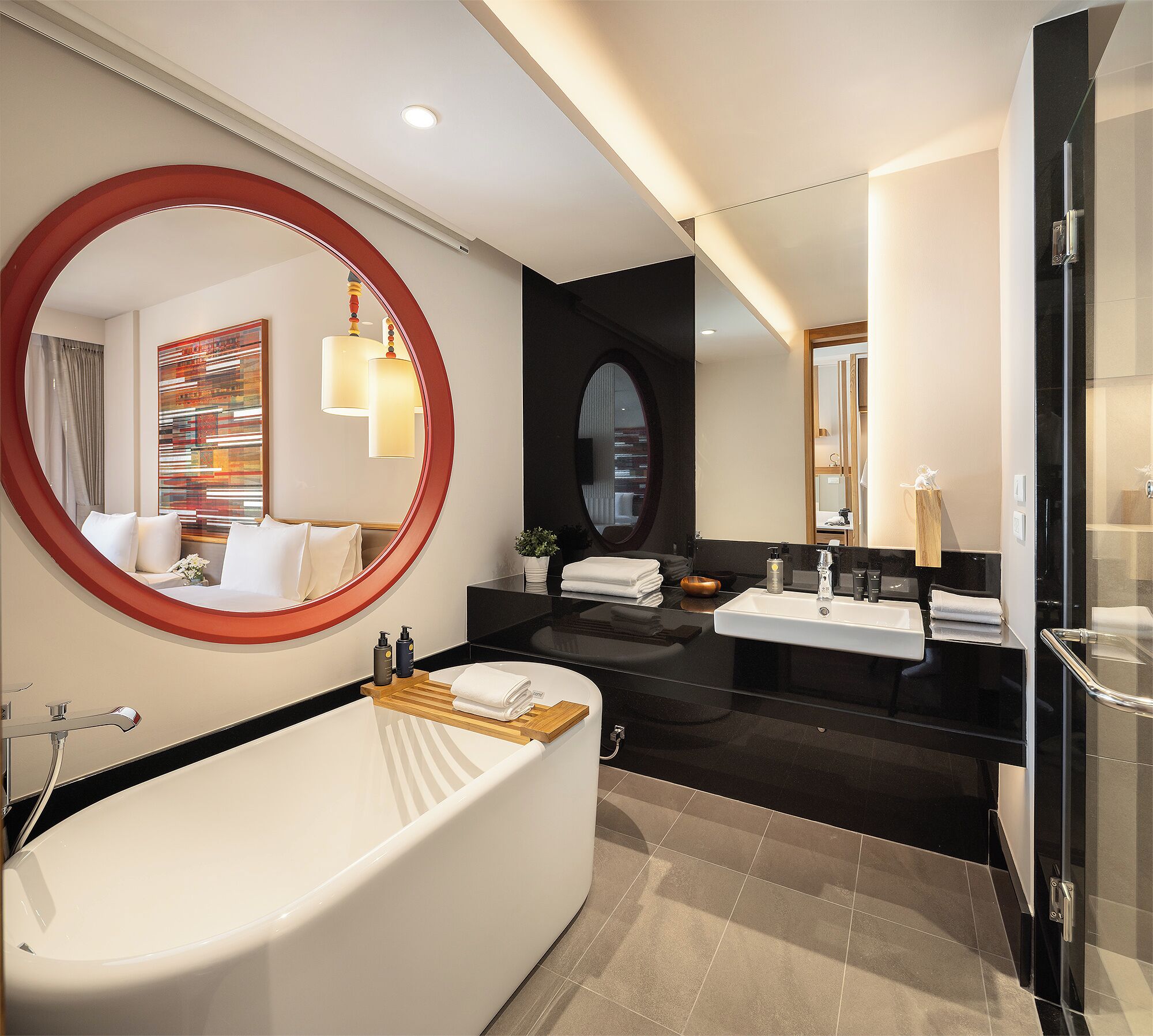 Deluxe with Bathtub | 浴室 | 独立的浴缸和淋浴、免费洗浴用品、吹风机、浴袍