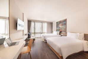 Superior with Bathtub | 객실 내 금고, 책상, 무료 WiFi, 침대 시트