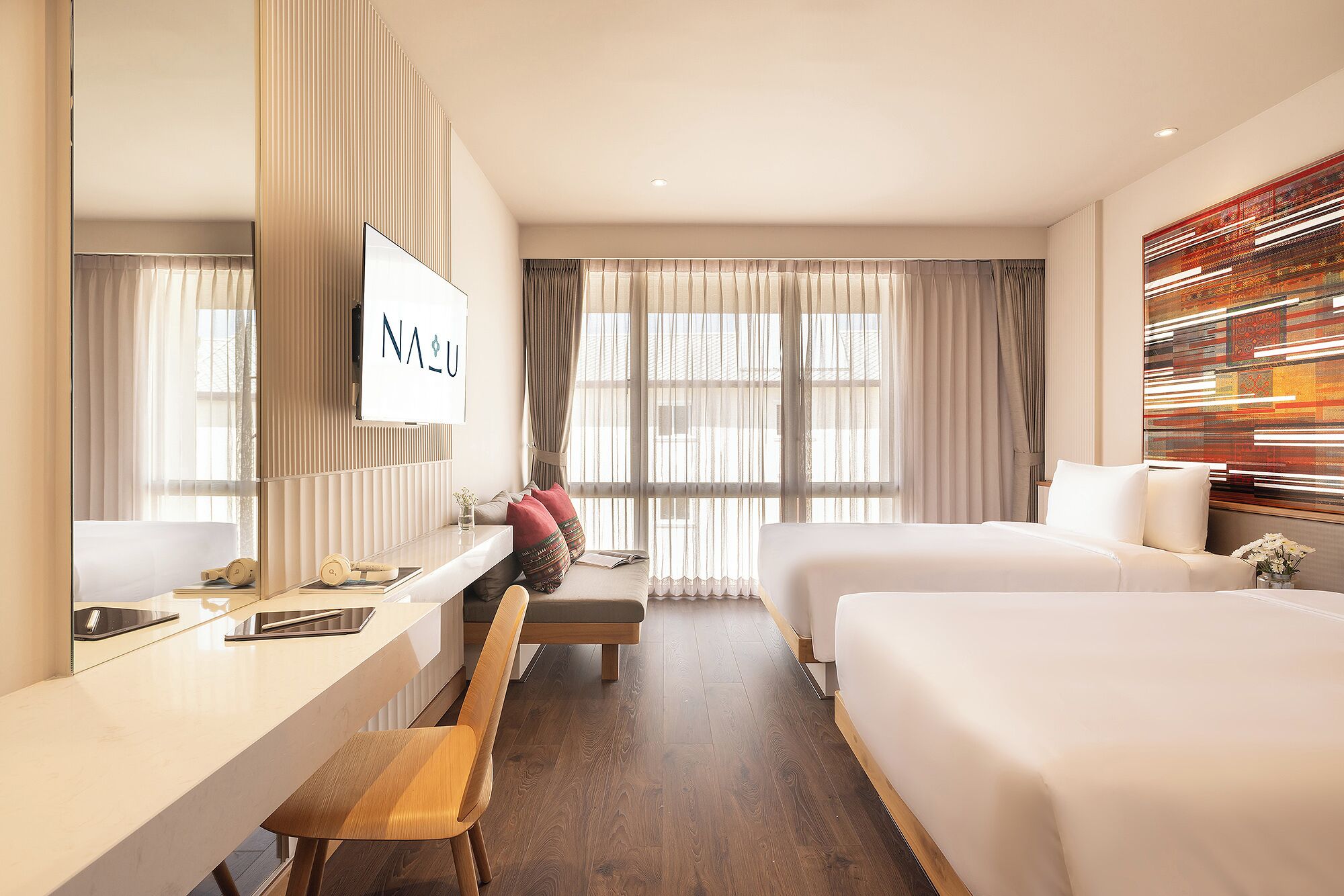 Deluxe with Bathtub | In-room safe, desk, free WiFi, bed sheets