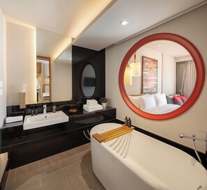 Deluxe City View with Bathtub | Bad | Separat badekar og dusj, toalettartikler (inkludert) og hårføner