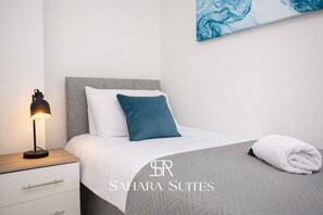 3 bedrooms, desk, iron/ironing board, WiFi - Modern 3BR Newcastle Flat - Sleeps 5 - Free parking (Tyne and Wear)