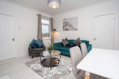 Modern 3BR Newcastle Flat - Sleeps 5 - Parking