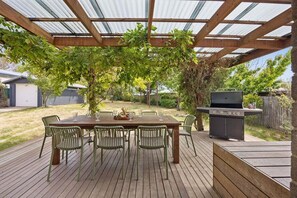 Outdoor dining - Alpine Meadows Jindabyne (Jindabyne)
