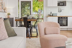 TV, fireplace - Alpine Meadows Jindabyne (Jindabyne)