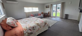 Rural Stay but 3 minutes by car to Levin Horowhenua township