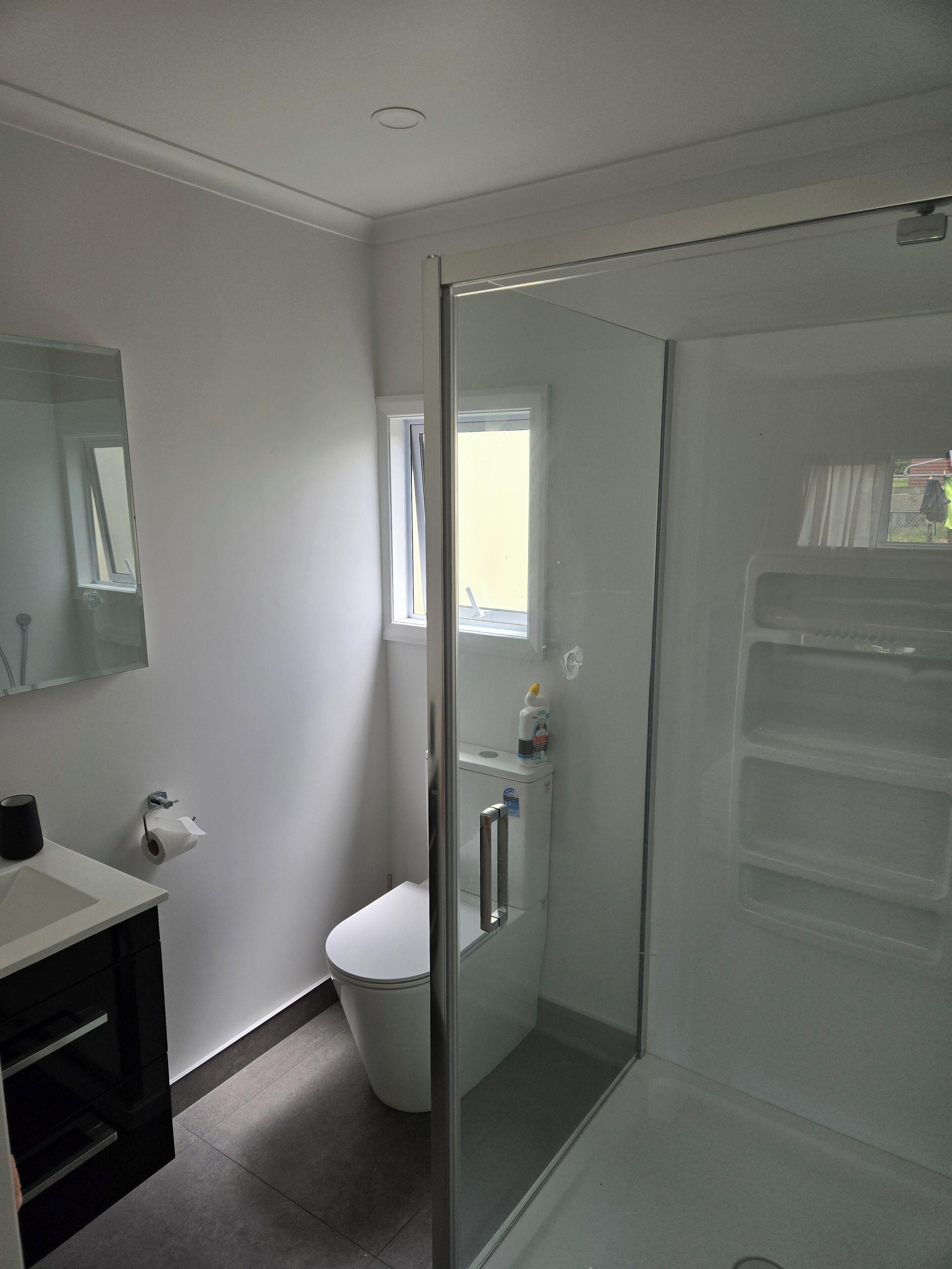 Douche, sèche-cheveux, serviettes fournies, savon