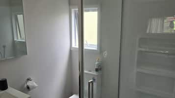 Douche, sĂšche-cheveux, serviettes fournies, savon