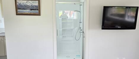 Een strijkplank/strijkijzer, wifi, beddengoed