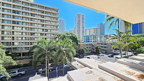 Property grounds - Cozy studio in a fantastic Honolulu location with AC and (Honolulu)