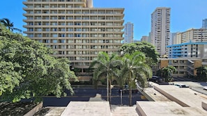 Exterior - Cozy studio in a fantastic Honolulu location with AC and (Honolulu)
