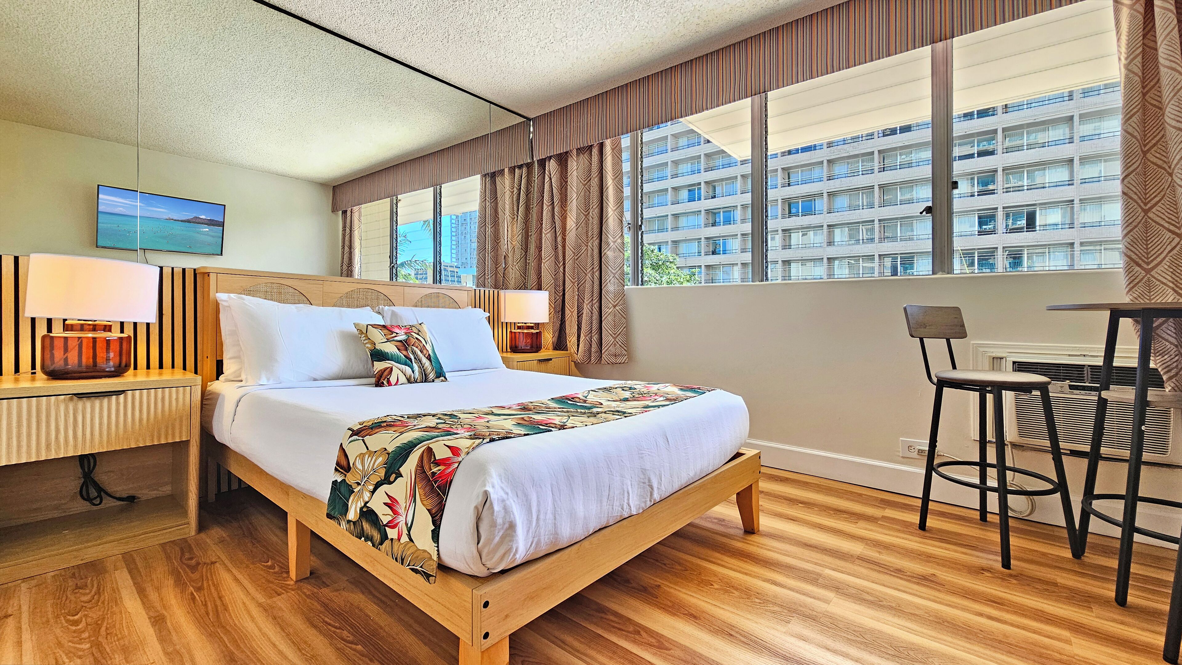 Tabla de planchar con plancha, wifi gratis y ropa de cama 