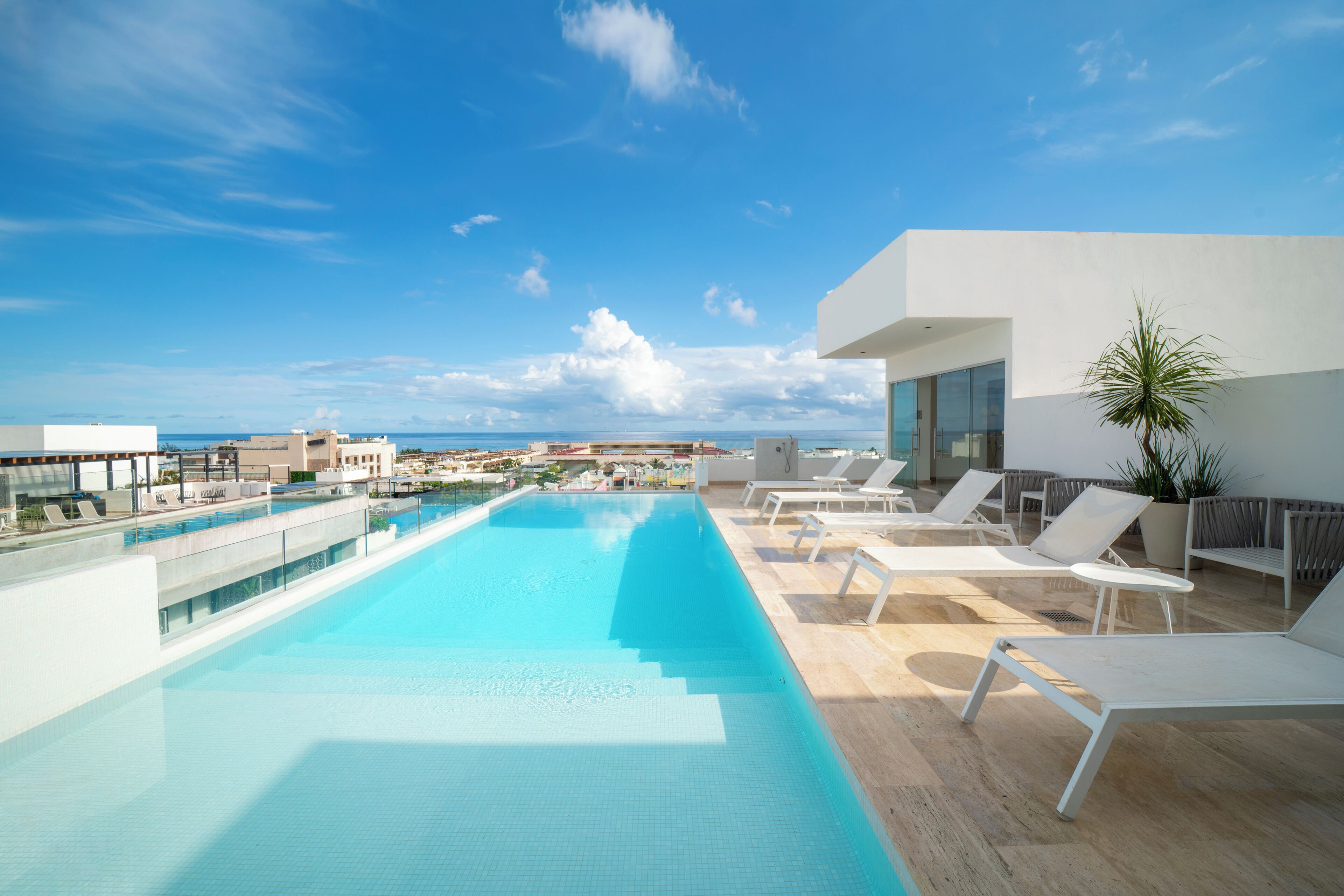 Utendørsbasseng og solsenger