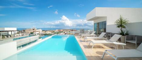 Utendørsbasseng og solsenger