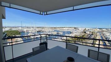 Un balcón con vista a un puerto deportivo y barcos.