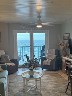 Fireplace, DVD player, books - Newly listed charming 3-bedroom condo with beach view in Gulf Shores (Gulf Shores)
