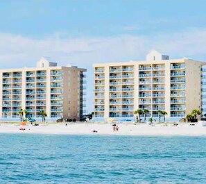 On the beach - Newly listed charming 3-bedroom condo with beach view in Gulf Shores (Gulf Shores)