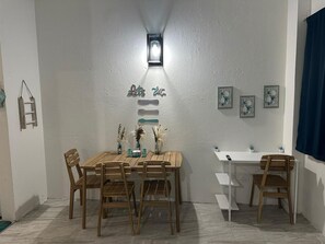 Dining - Unit 3 Cozy Apartment with walking distance from bars, restaurants and beach (San Juan)