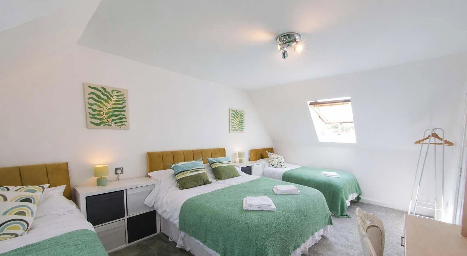 5 bedrooms, iron/ironing board, WiFi, bed sheets