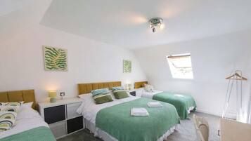 5 bedrooms, iron/ironing board, WiFi, bed sheets