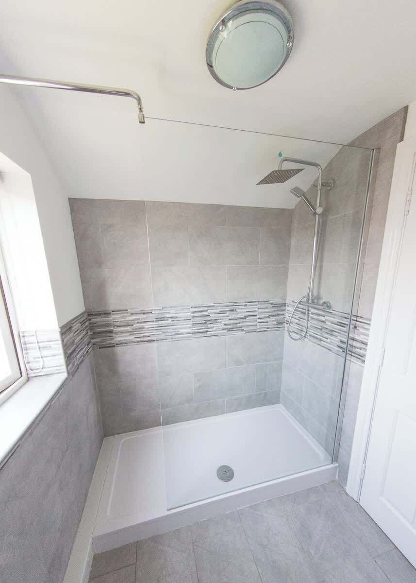 Een douche, een haardroger, handdoeken