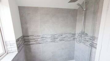 Een douche, een haardroger, handdoeken