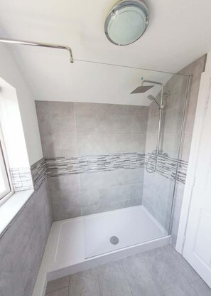 Een douche, een haardroger, handdoeken