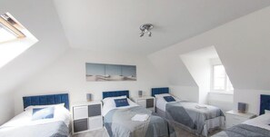 5 bedrooms, iron/ironing board, WiFi, bed sheets - 20%OFF | Spacious 5BR Weekend Home | Sleeps 14 (Cardiff)