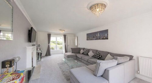 Spacious 5BR Home | Principality & Utilita Arena